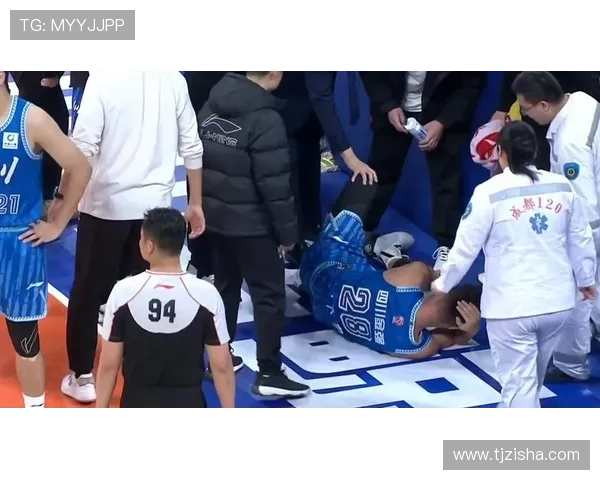 朱俊龙因脚踝受伤痛苦倒地 提前返回更衣室接受治疗